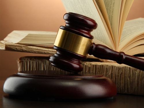 <p>4458 sayılı Gümrük Kanununa istinaden gümrük idarelerince tahakkuk ettirilen her türlü vergi ve diğer mali yükler ve idari para cezalarına ilişkin bütün ihtilaflar ile Gümrük Kanunundan doğan bütün hukuki sorunlar hakkında gümrük hukuku danışmanlığı hizmeti.<br>&nbsp;</p><p>Gümrük mevzuatının, serbest dolaşıma giriş ve ihracat ile dahilde işleme, hariçte işleme ve gümrük kontrolü altında işleme gibi ekonomik etkili gümrük rejimlerine dair hükümleri ve dış ticaret mevzuatı hükümlerine istinaden yapılan muhtelif idari uygulamalardan doğan uyuşmazlıklar ve uluslararası alım-satım sözleşmeleri ve bunların gümrük beyanına yansımasına ilişkin işlemlerin hukuki sonuçlarına dair sunulan danışmanlık hizmeti. Ayrıca Kaçakçılıkla Mücadele Kanunu kapsamına giren soruşturmalara ilişkin olarak da soruşturmanın safahatlarına göre şahıs ve firmalar adına ihtiyaç duyulacak hukukî destek ve temsil hizmetleri yerine getirilmektedir.</p>