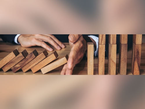 <p>Dış ticaret firmalarca yapılan ithalat ve ihracat işlemlerinin bütün aşamalarına ilişkin, firmaların muhasebe/finans bölümlerinde dış ticaret faaliyetleri ile ilgili düzenlenen ticari belge ve mali kayıtların, dış ticaret sözleşmelerinin kapsamı ve mevzuat ile irtibatı, bu sözleşmelerin gümrük beyanlarına yansıması ile mal, nakit ve belge akımının tespiti ile gümrük sürecinin analiziyle birlikte karşılaştırmalı incelemesi sonucunda, geçmiş gümrükleme ve dış ticaret işlemleri itibariyle firmaların kamu denetimine hazırlanmasına yönelik iç denetim hizmetlerinin gerçekleştirilmesi. Bu hizmetimiz kapsamında, Sonradan Kontrol ve Riskli İşlemlerin Kontrolü Yönetmeliği hükümleri uyarınca, Gümrük ve Ticaret Müfettişleri tarafından sonradan kontrol denetimine tabi tutulması muhtemel ticaret erbabına gümrük ve dış ticaret mevzuatı konusundaki eksikliklerin tespiti ve giderilmesi amacıyla ön denetim hizmeti sunulabildiği gibi, sonradan kontrol sonucunda düzenlenen değerlendirme raporlarının cevaplandırılması; hataların düzelttirilmesinin sağlanması ve akabinde oluşması muhtemel idari ve yargısal uyuşmazlık sürecinin yönetimi de firmamızca yapılan bir iç denetim hizmetidir.&nbsp;<br><br>Sonradan Kontrol denetimleri sırasında başkaca bir çok yönden olduğu kadar özellikle yurt dışı tedarik sözleşmeleri, KDV beyanları ve muhasebe hesapları incelemeye alındığından, firmanın talebine ve işlem yoğunluğuna göre, söz konusu sonradan kontrole hazırlık hizmetlerimiz, işlem gören beyannameler ile eki dosyaların tamamı veya bir kısmı, aylık veya üç aylık periyotlarla firma talebi doğrultusunda denetlenmek suretiyle de gerçekleştirilmekte ve yapılan değerlendirmeler sonucunda firmanın taşıdığı gümrük ve dış ticaret riskleri ve bunların yönetilmesine ilişkin öneriler firma yönetimi ile paylaşılmaktadır.</p>